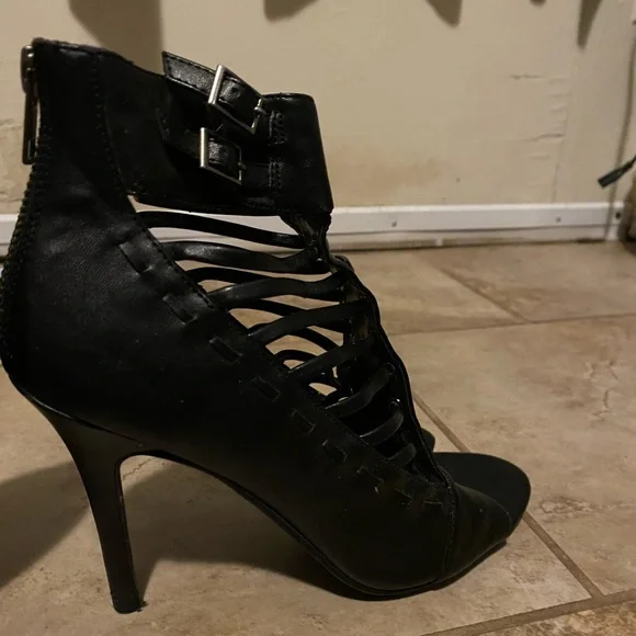 Set of Black 4” Stiletto heels, size 9, zip in bck, excellent condition - Picture 2 of 4